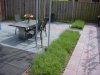 Aanleg tuin met natuursteen en gegalvaniseerde staalstrips